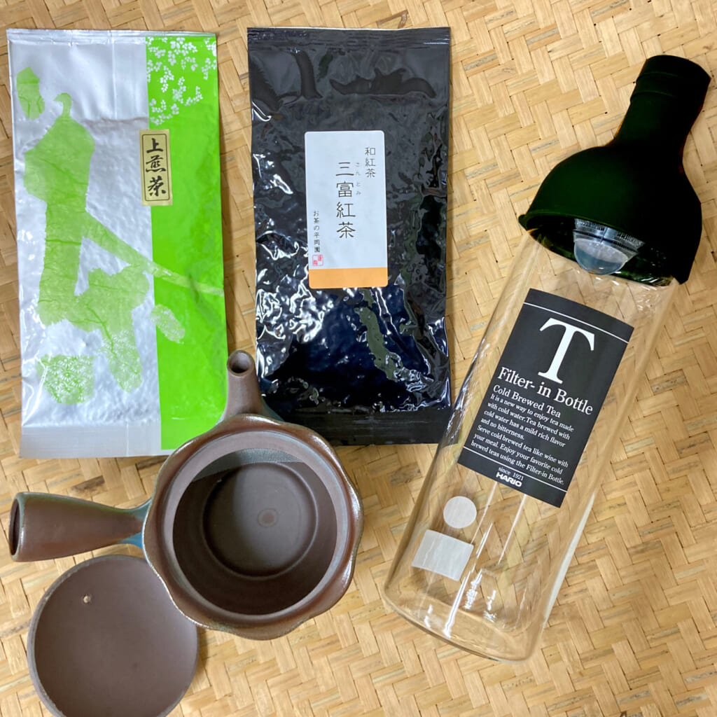 急須とフィルターインボトルと緑茶・和紅茶飲み比べセットの写真
